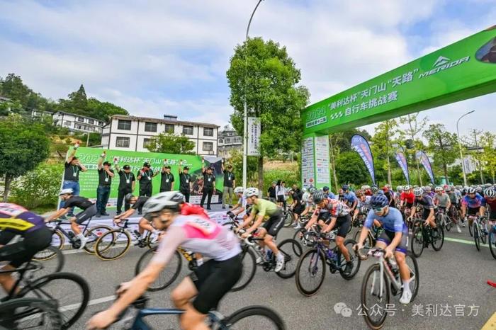 神秘绳索挑战赛登场，众运动员展现高超技艺