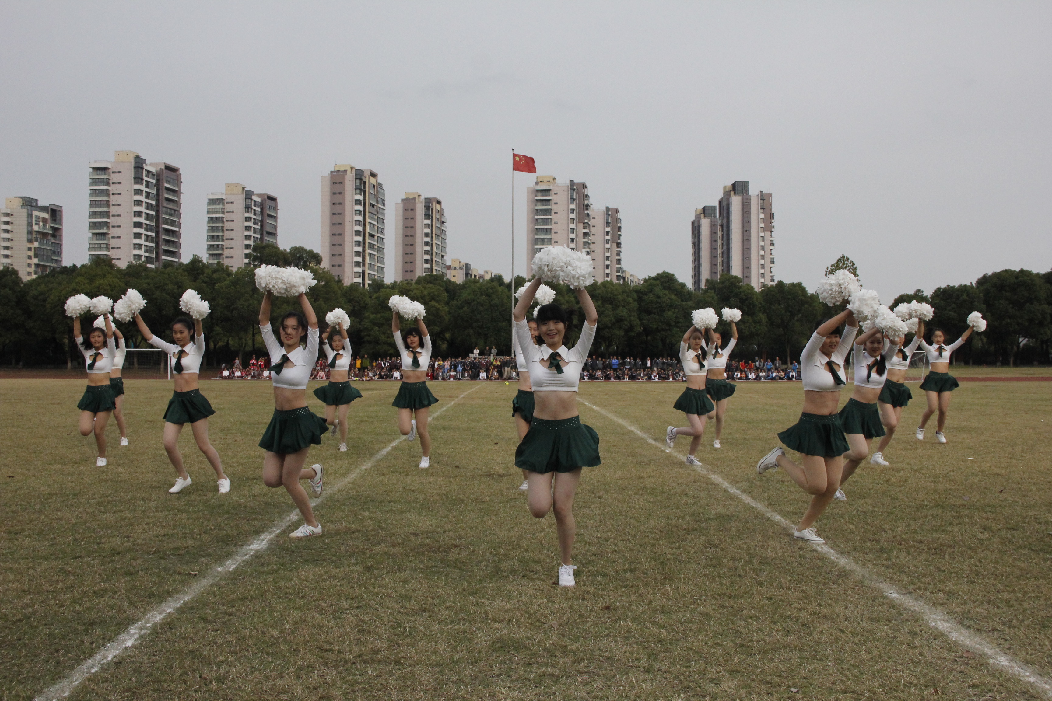 足球女神亮相赛场，引领球队获得胜利